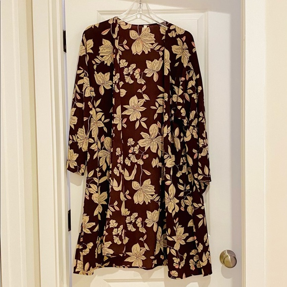 Beautiful burgundy chiffon cover up - Picture 2 of 2